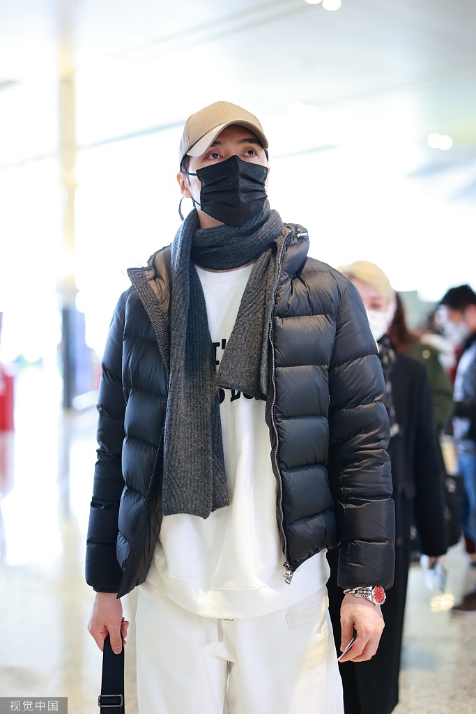 组图阿云嘎穿着保暖现身机场清爽白裤凸显大长腿