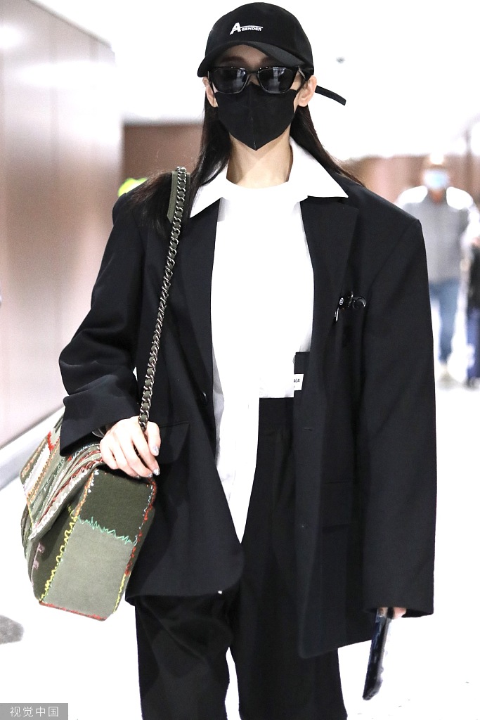 组图:张天爱一身黑白穿搭现身机场 戴墨镜口罩走路带风好酷飒