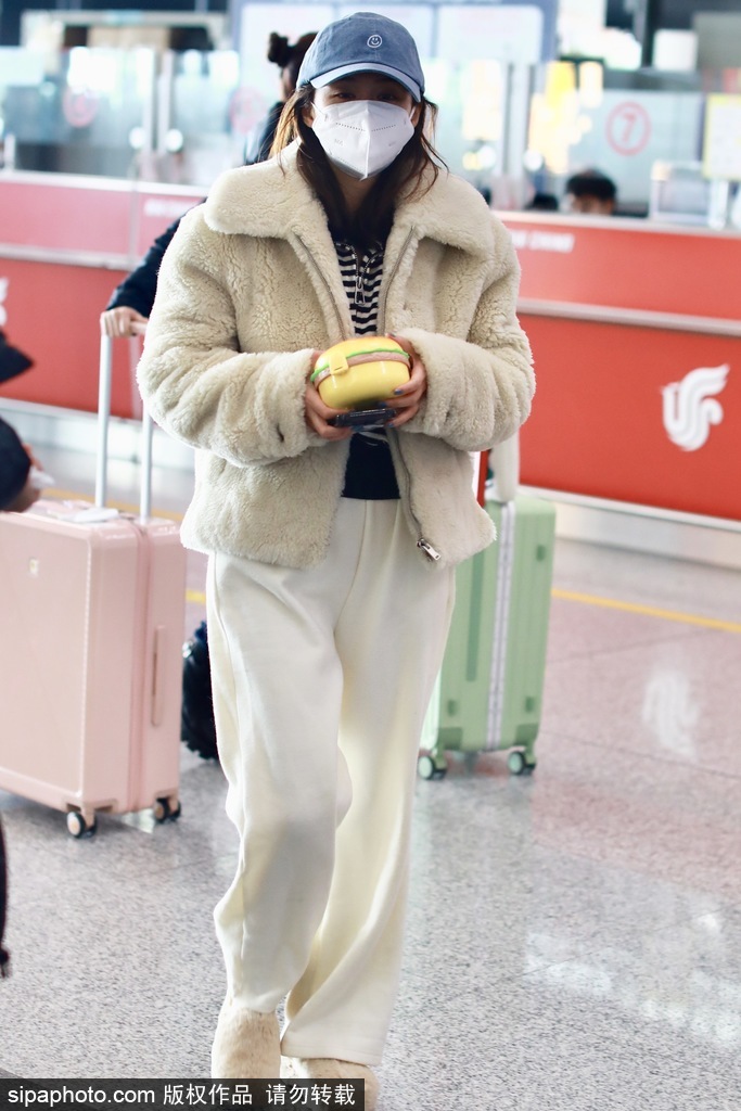 组图:郑合惠子现身机场包裹严实 穿毛绒外套搭白色运动裤休闲舒适