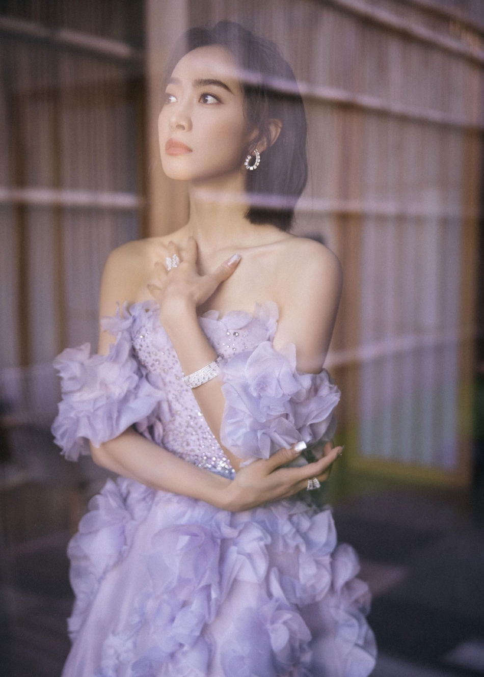 组图：宋茜穿香芋紫抹胸裙好优雅 大秀蝴蝶背气质高贵氛围感满满