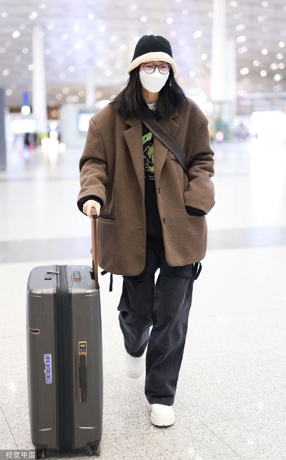 组图：刘雯穿咖色西装戴毛线帽现身机场 笑对镜头笑眼好迷人