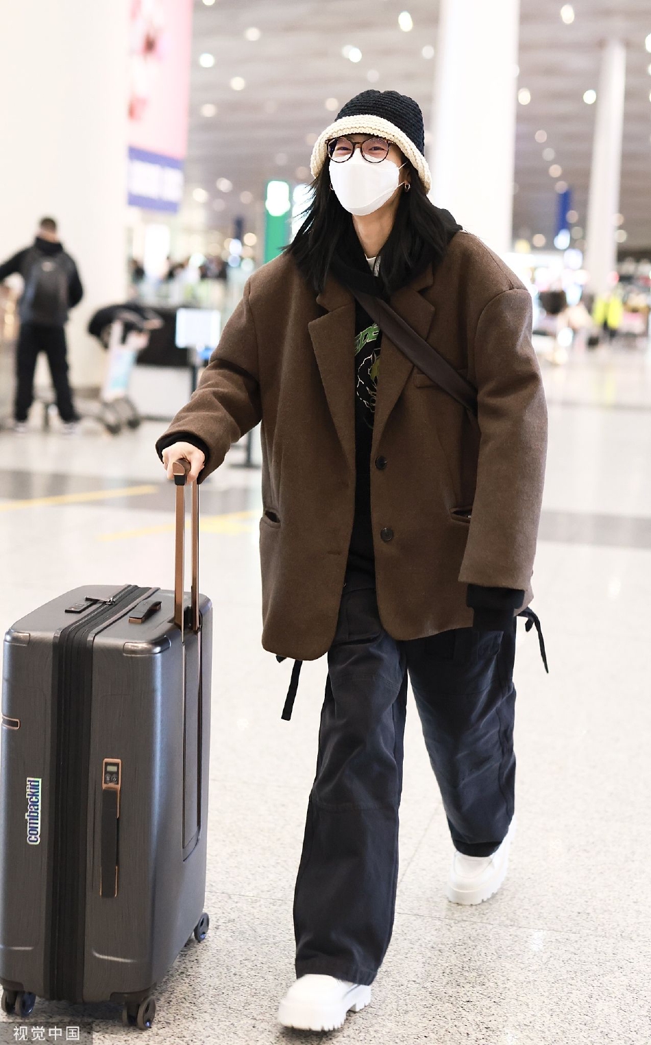 组图：刘雯穿咖色西装戴毛线帽现身机场 笑对镜头笑眼好迷人