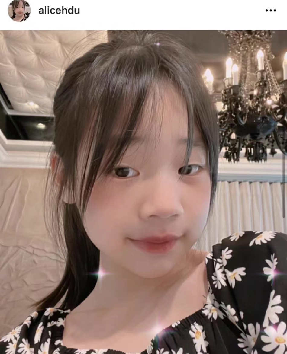 组图：许老三晒美照秀长腿被网友催出道小S霸气回应称“不行”第7张图片