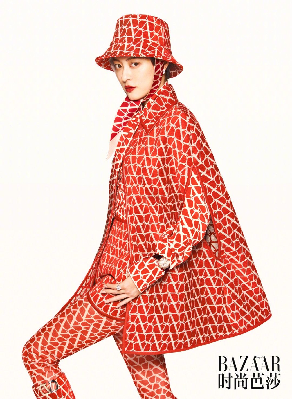 组图：孙俪穿大红色套装浪漫迎新年 俏皮笑容营造欢快情绪感氛围