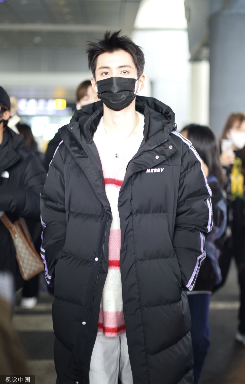 组图：陈鑫昊黑色羽绒服现身机场 内搭粉色毛衣少年力拉满