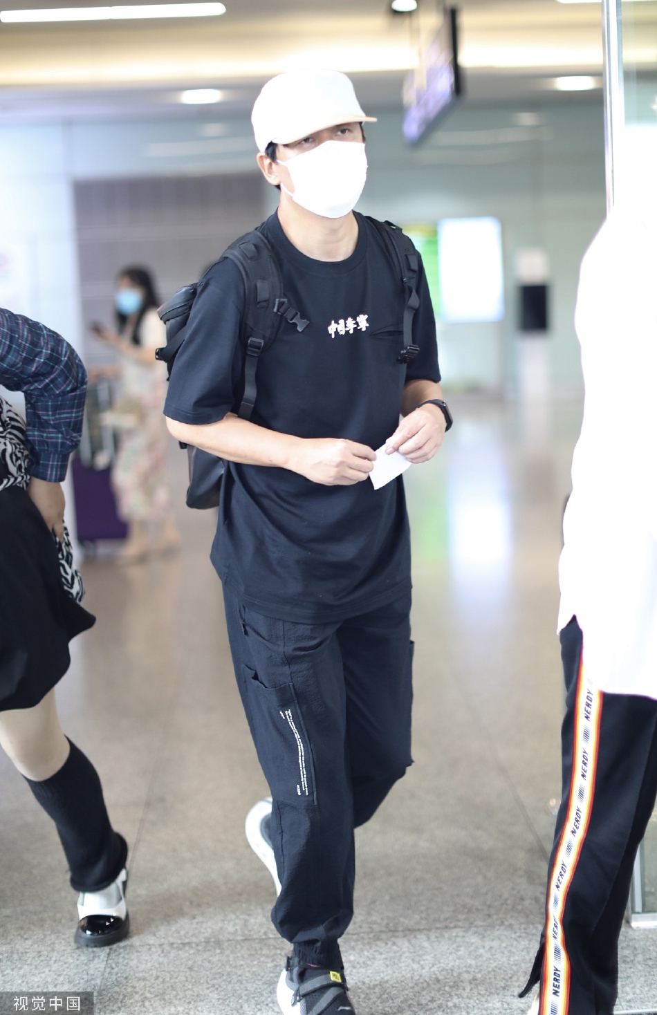 eilish)在与大卫·莱特曼(david letterman)对话时谈到了自己的"妥瑞