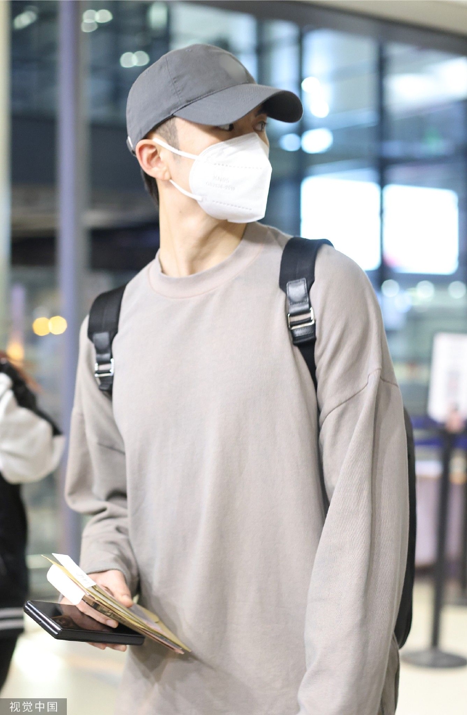 组图:张云龙素色穿搭低调现身机场 与粉丝互动笑意满满_高清图集_新浪