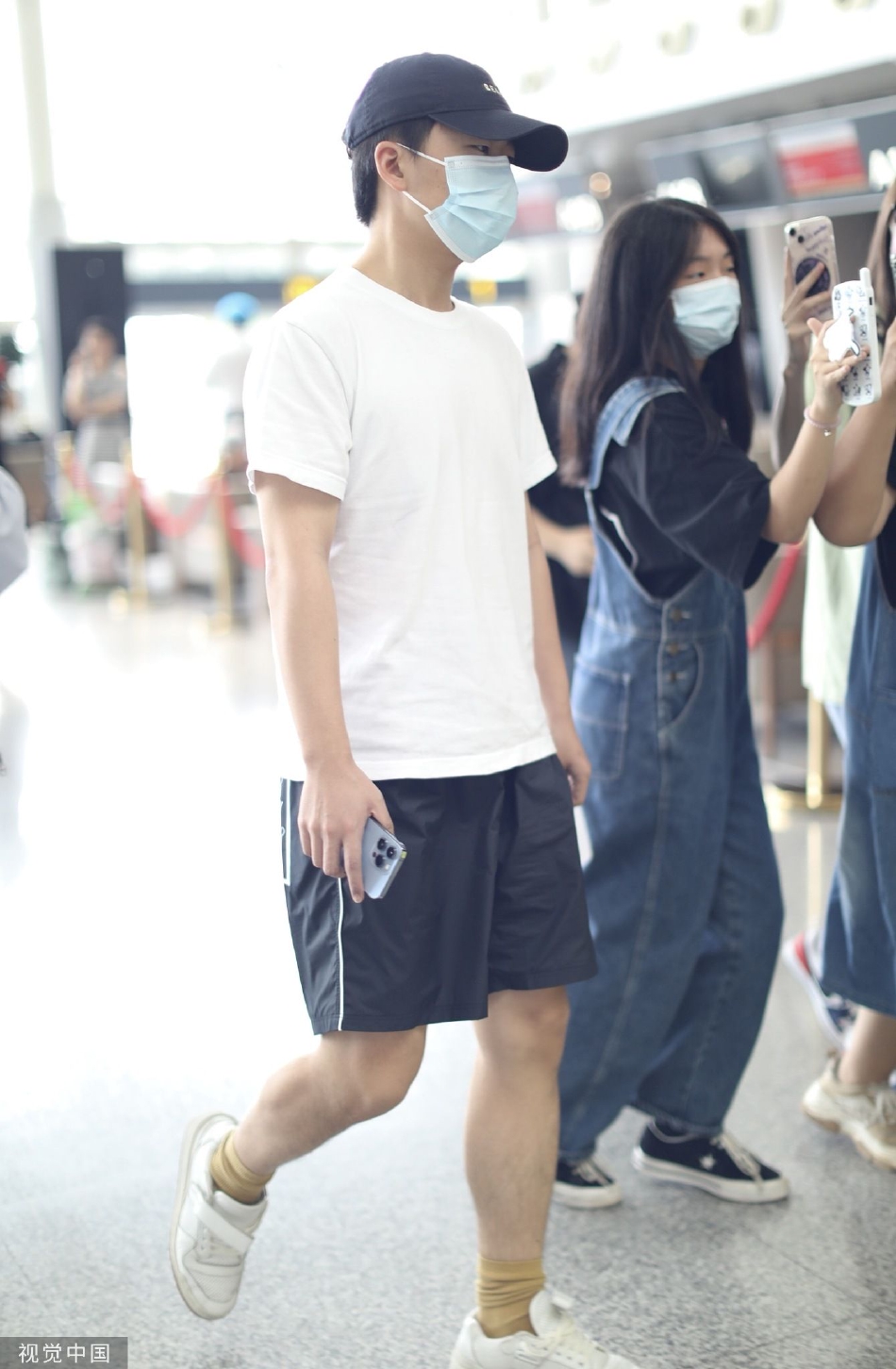组图:郭麒麟低调现身长沙机场 简约穿搭尽显清爽少年感_高清图集_新浪
