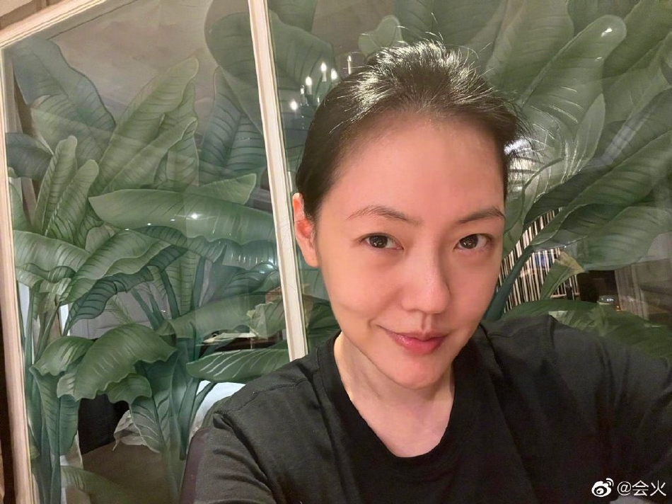 小S风波后晒自拍美照 素颜出镜面露微笑状态好