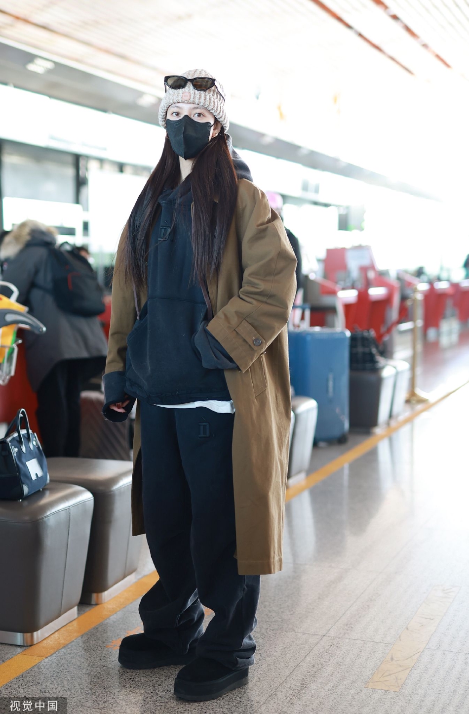 组图：宋妍霏卡其色大衣现身机场 配毛线帽保暖又温柔