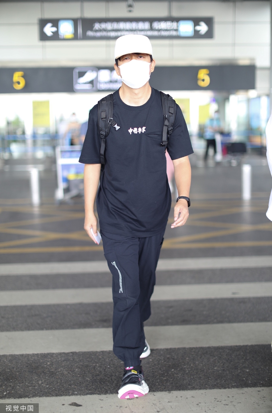 eilish)在与大卫·莱特曼(david letterman)对话时谈到了自己的"妥瑞