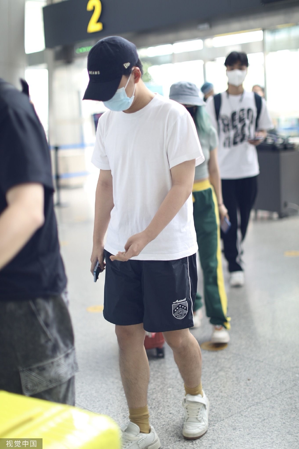 组图:郭麒麟低调现身长沙机场 简约穿搭尽显清爽少年感