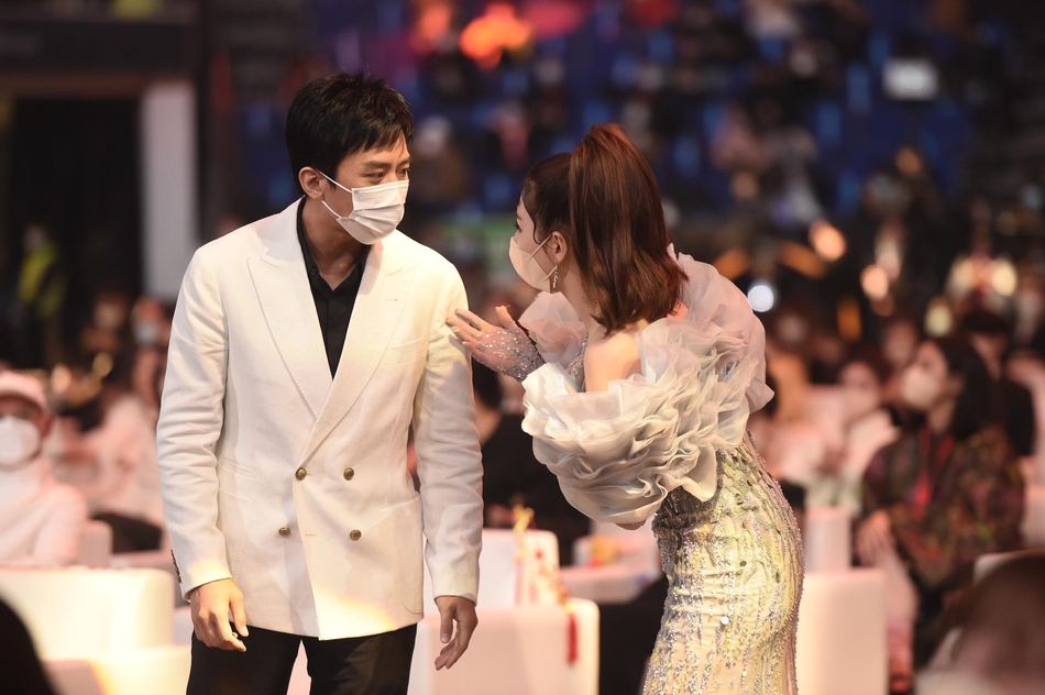 组图:回忆杀!《美人鱼》邓超张雨绮再同框 微博之夜互聊好有爱