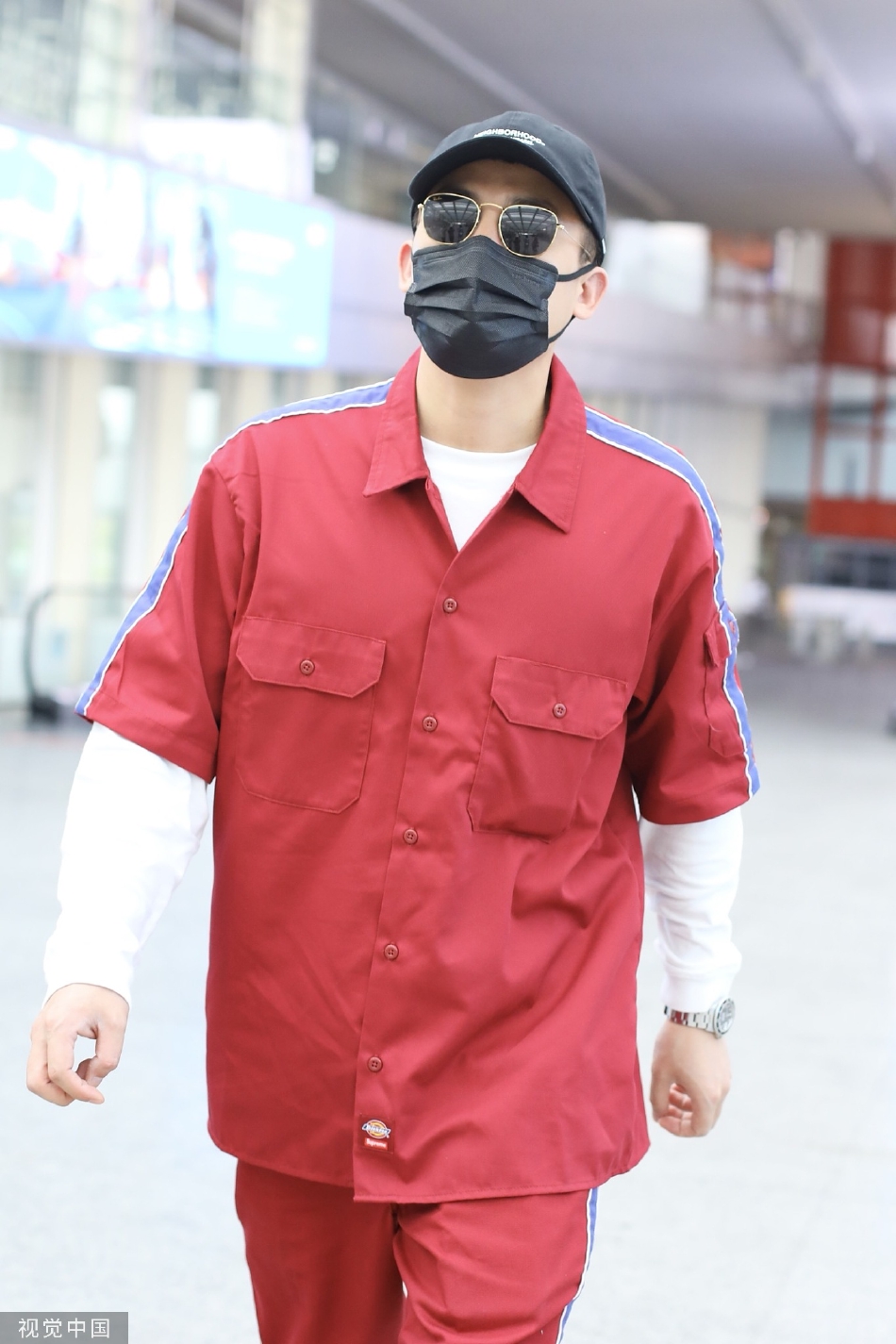 组图:欧豪穿红色套装现身机场 搭配鸭舌帽休闲时尚