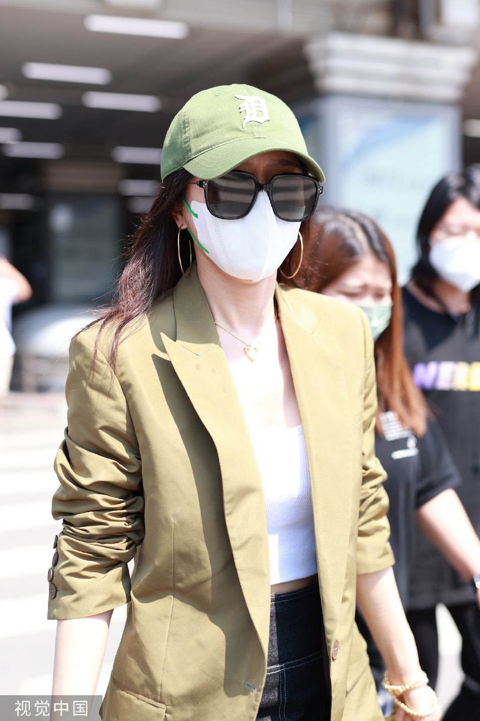 组图:秦岚戴绿色棒球帽现身机场 搭配同色西装知性大方