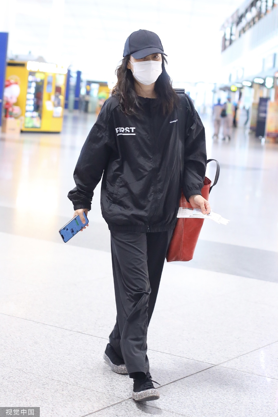 穿搭简单舒适 成功瘦身状态好5据外媒报道,"碧梨"比莉·艾利什(billie