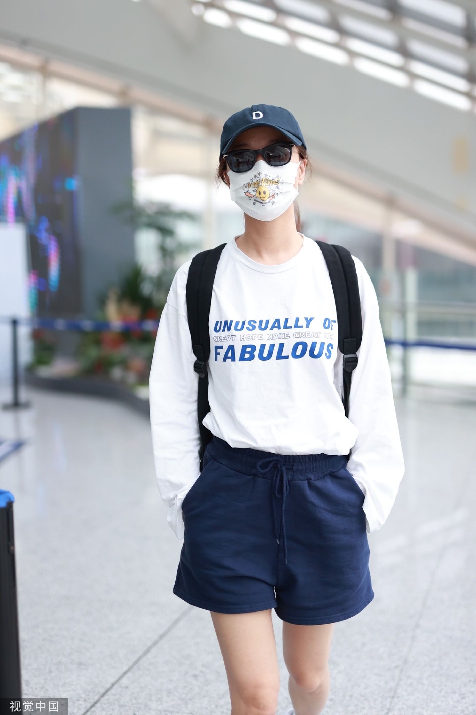 组图:王珞丹背双肩包现身机场 穿字母白t搭配运动短裤清爽大方