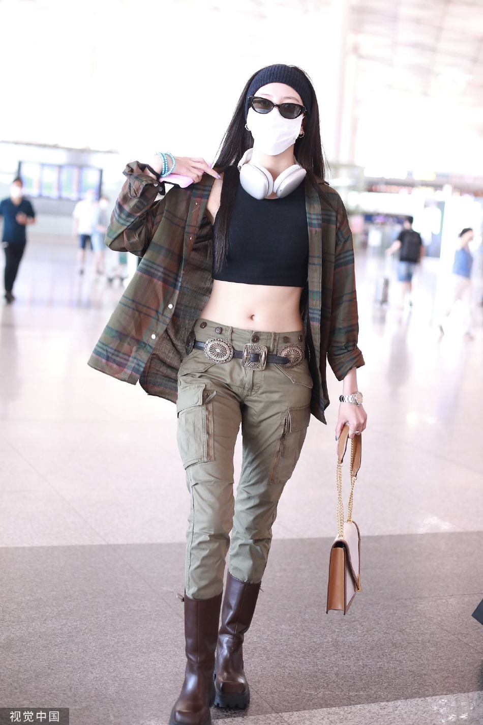 组图:宋妍霏穿露脐装现身机场 走路带风似走t台秀_高清图集_新浪网