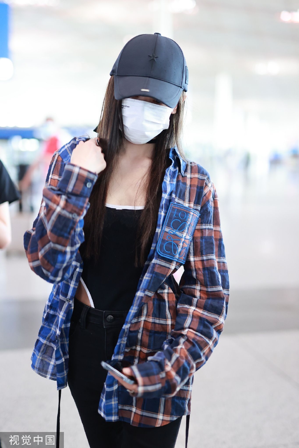 组图:张天爱戴黑色棒球帽现身好酷飒 穿紧身衣搭衬衫秀纤细腰身