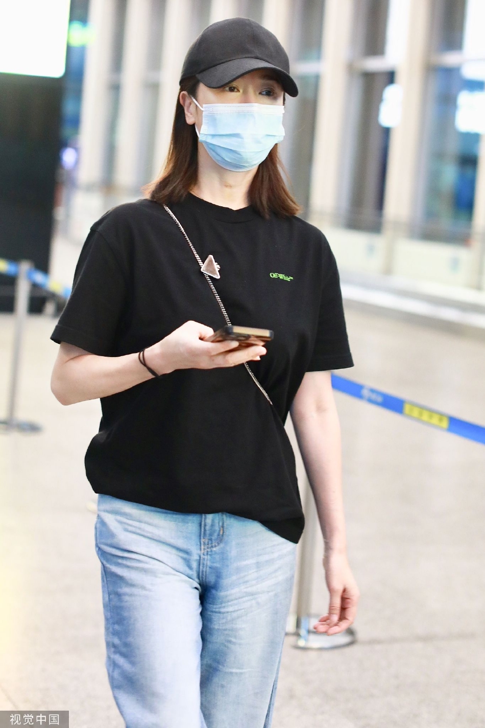 组图:左小青现身机场状态好 穿黑t搭牛仔裤休闲自然