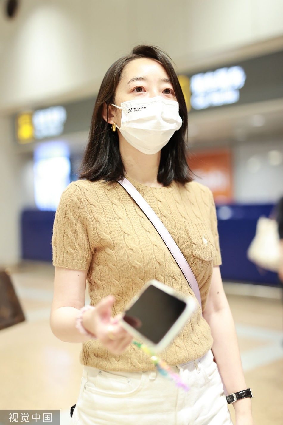 组图:蒋梦婕简约风穿搭现身机场 着卡其色针织衫气色好_高清图集_新浪