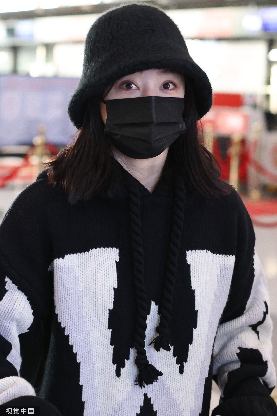 组图袁姗姗戴黑色渔夫帽现身机场双眼皮大眼睛颜值抗打