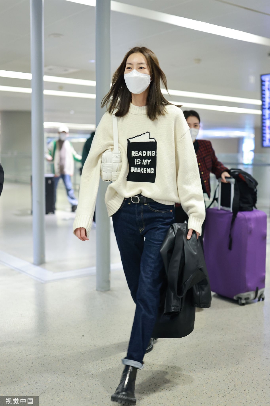 组图:刘雯毛衣搭配牛仔裤现身机场 发丝飘逸走路带风气场强_高清图集