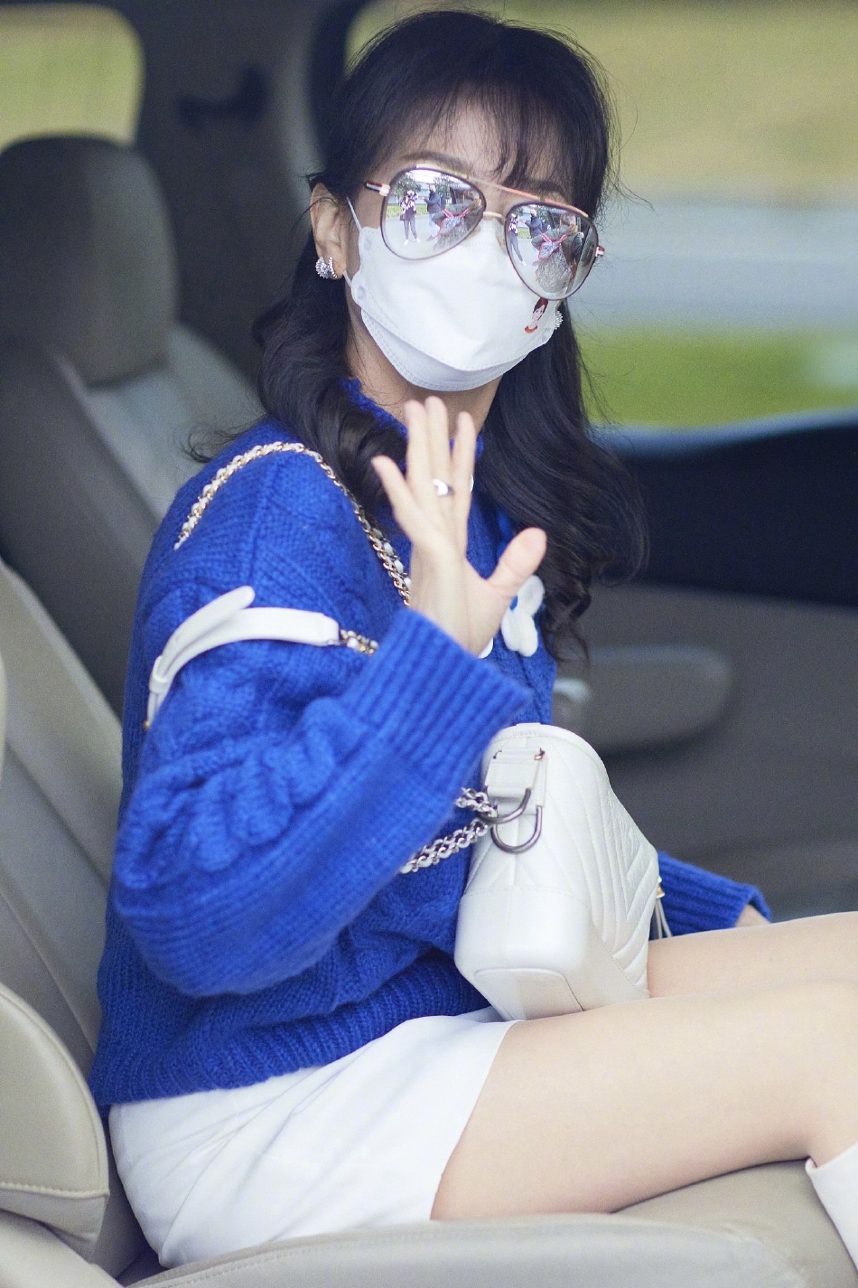 组图：赵雅芝穿蓝色针织外套现身 气质优雅对镜头挥手十分亲切
