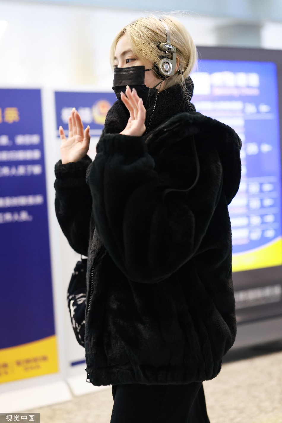 组图：许佳琪一头金色秀发从上海出行 着黑色外套配长裙造型保暖