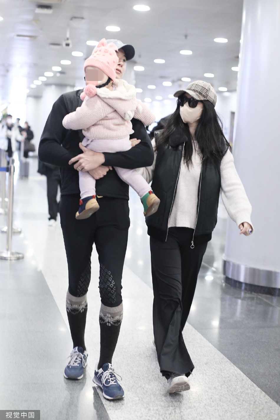 组图：朱珠一家三口温馨现身机场 老公动作娴熟抱女儿