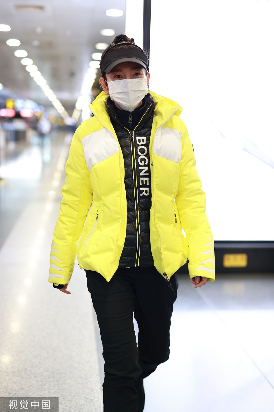 组图：李冰冰穿荧光黄羽绒服现身机场 搭配丸子头青春靓丽气质好