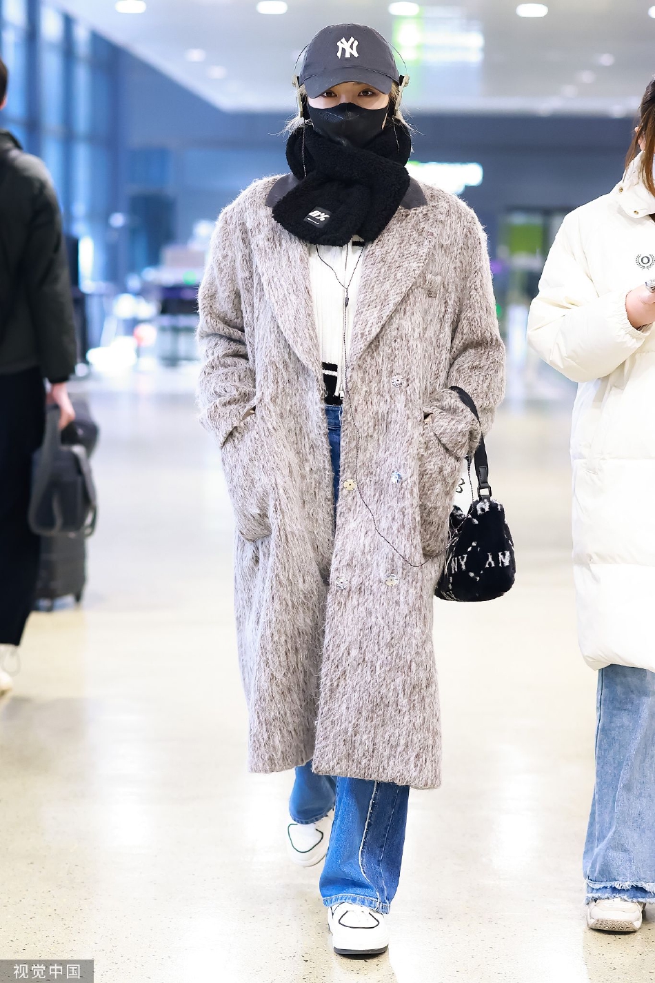 组图：许佳琪身穿灰色大衣抵达机场 造型时尚气质优雅星范儿十足