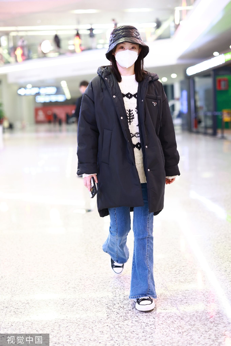 组图：袁姗姗戴皮质渔夫帽现身机场 搭配棉服时髦大气十分抢眼
