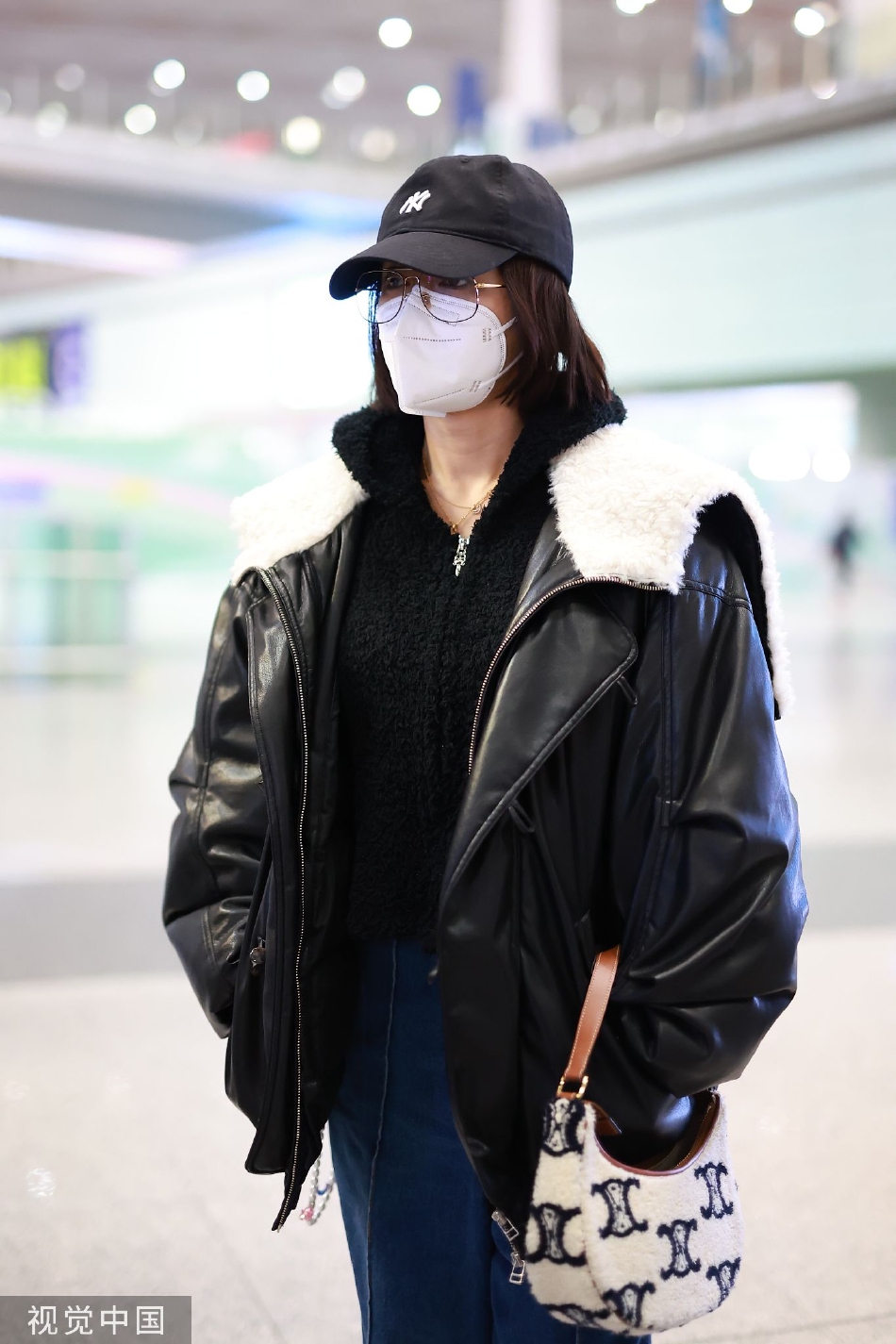 组图：秦岚戴黑色棒球帽抵达机场 搭配翻领廓形皮夹克青春前卫