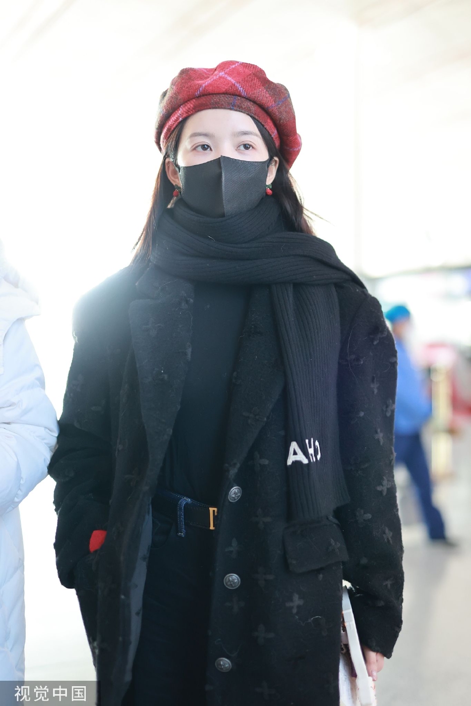 组图：刘些宁穿黑色暗纹大衣机场出行 搭配红格贝雷帽造型养眼