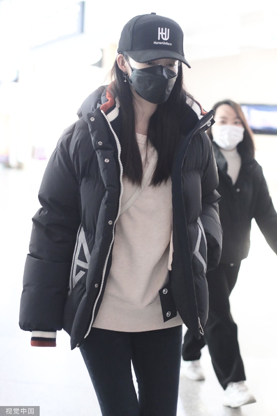 组图：李沁穿黑色羽绒夹克现身机场 搭配牛仔裤简约好气质尽显