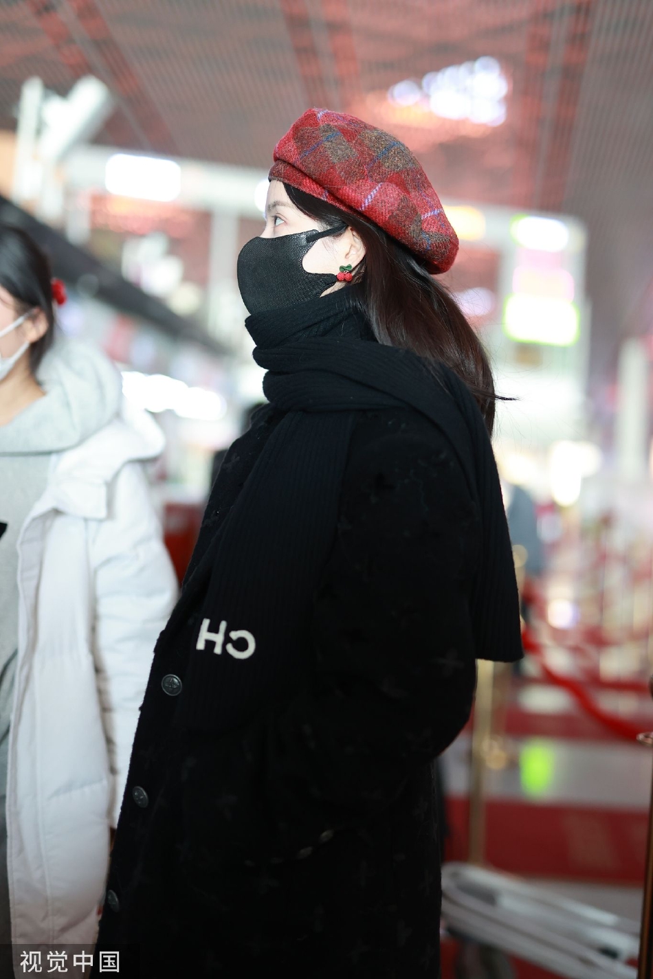 组图：刘些宁穿黑色暗纹大衣机场出行 搭配红格贝雷帽造型养眼