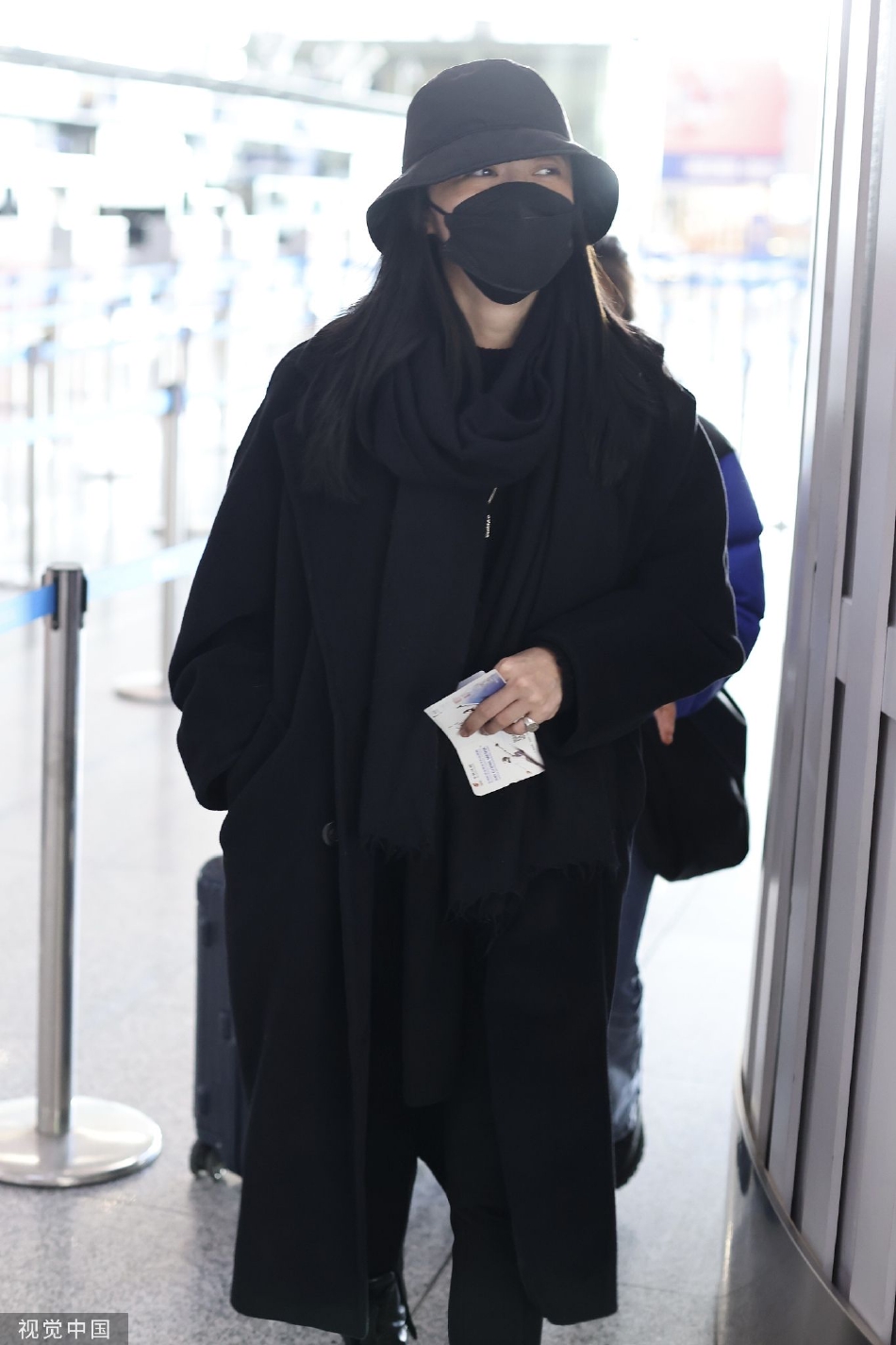 组图：姚晨戴黑色系渔夫帽低调现身机场 搭配大衣造型干练沉稳