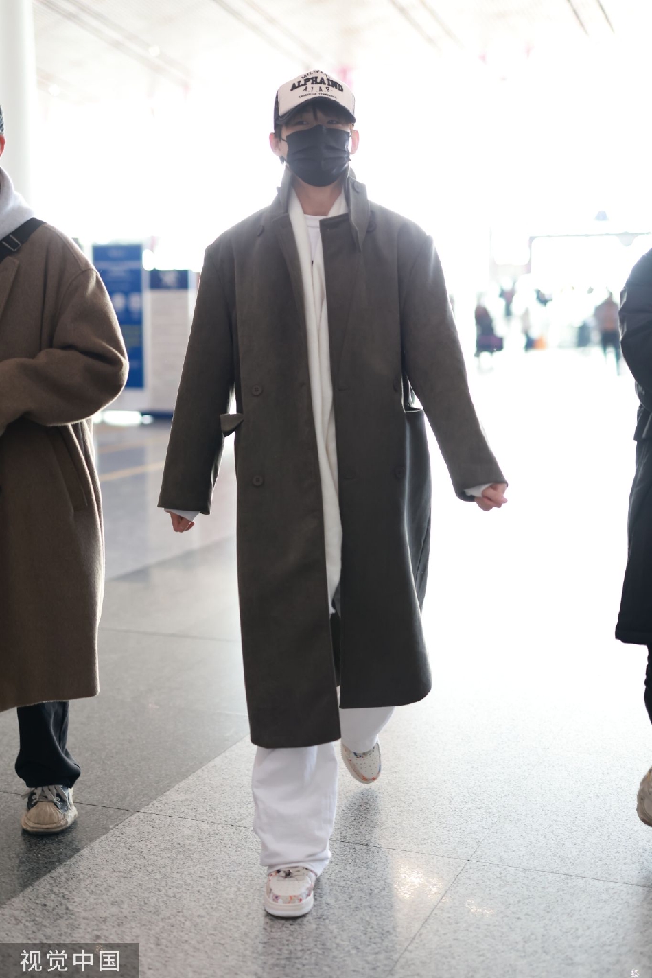 组图：姚琛大衣造型现身机场 搭配围巾复古简约更显好气质