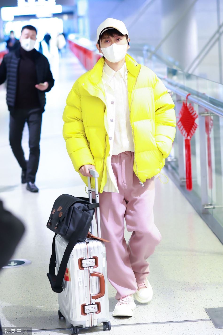 组图：孟鹤堂黄色外套现身机场 糖果色穿搭元气满满