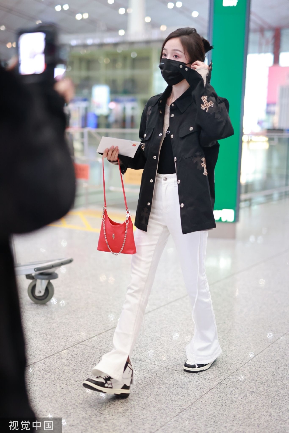 组图：吴宣仪穿黑色夹克现身机场 辣妹吊带内搭显好身材