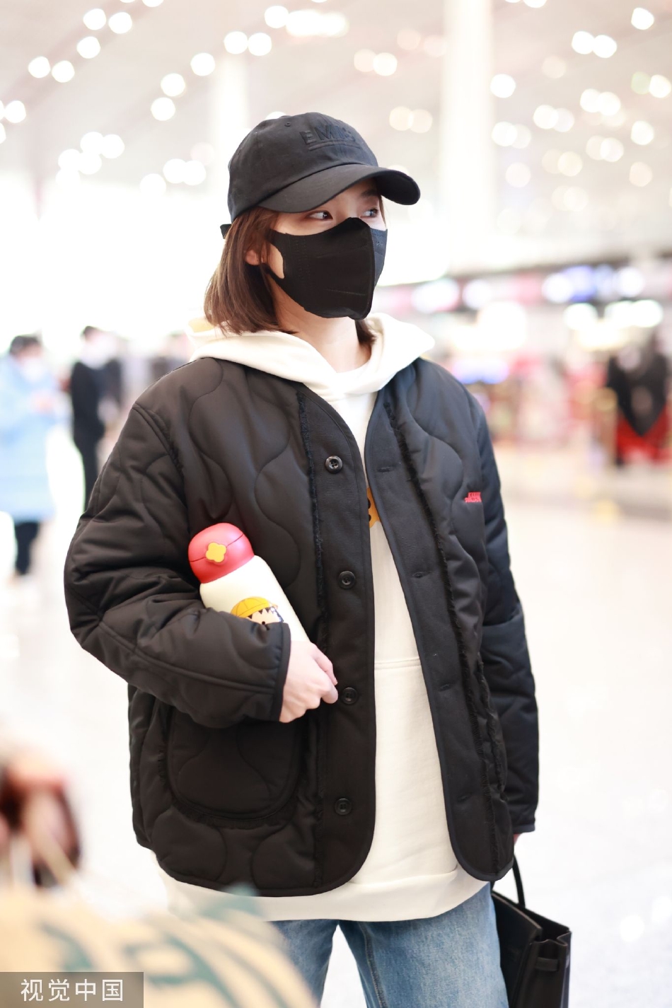 组图：张佳宁休闲造型现身机场 白色帽衫搭黑色外套活力随性
