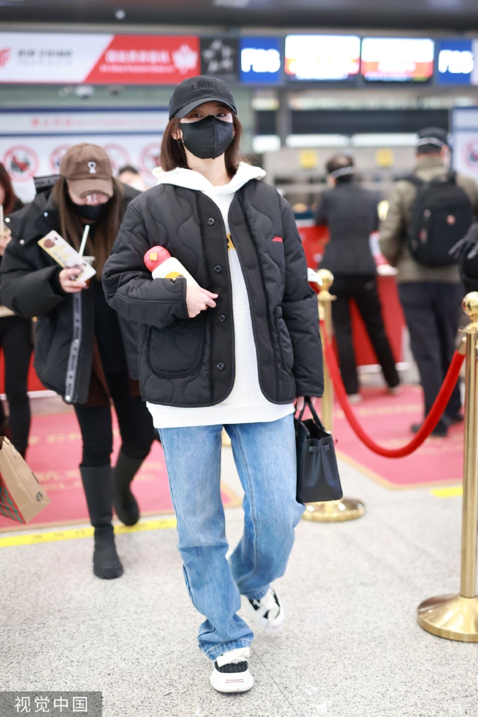 组图：张佳宁休闲造型现身机场 白色帽衫搭黑色外套活力随性