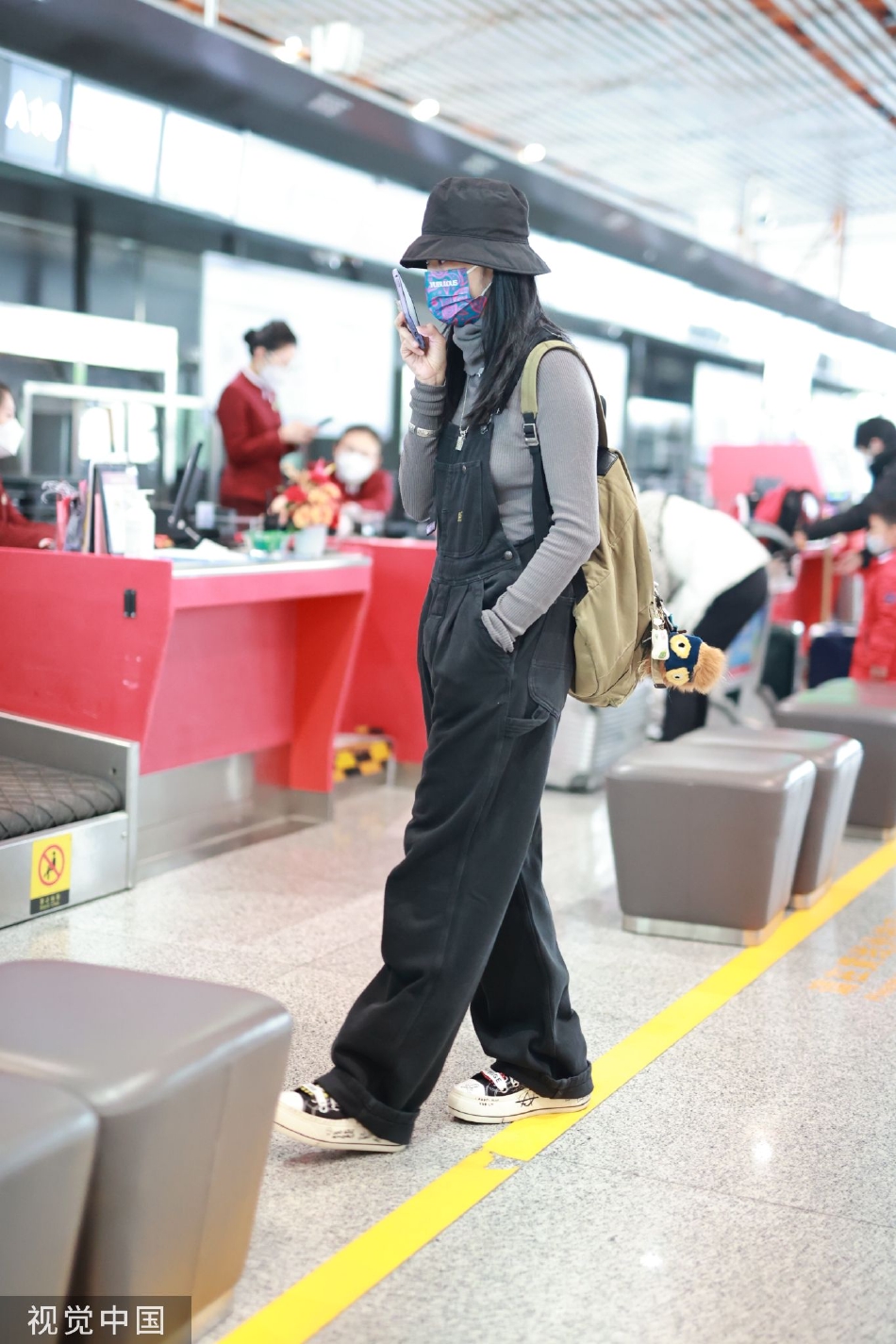 组图：姚晨背带裤造型现身机场 搭配渔夫帽青春惬意