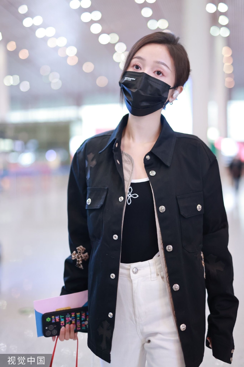 组图：吴宣仪穿黑色夹克现身机场 辣妹吊带内搭显好身材