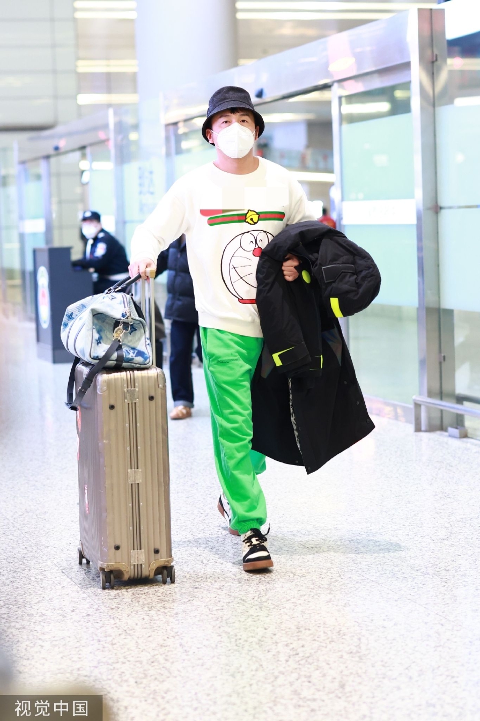 组图:雷佳音穿哆啦a梦印花t现身机场 亮绿色裤子休闲又亮眼_高清图集