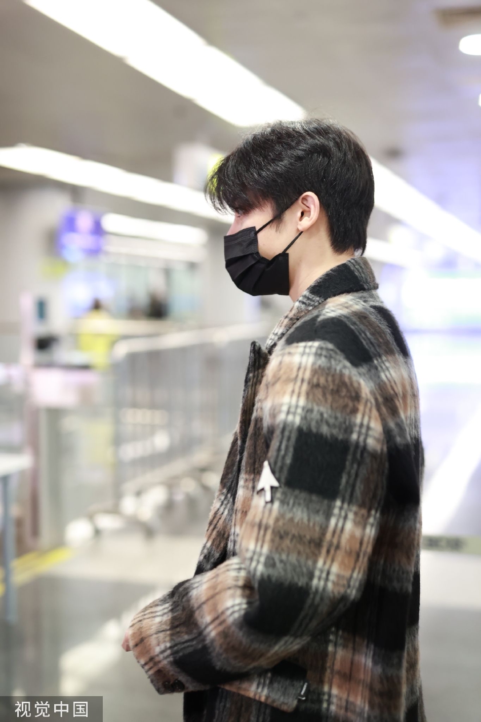 组图:侯明昊穿格子大衣现身机场 身材比例优越十分惹眼_高清图集_新浪