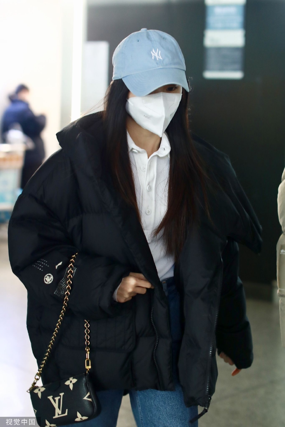 组图:刘浩存休闲穿搭现身机场 内搭白衬衫清纯感爆棚_高清图集_新浪网