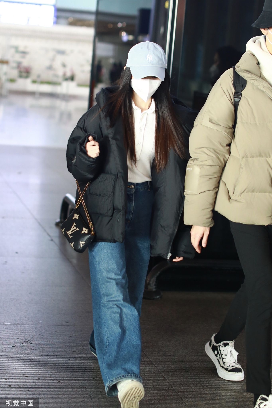 组图:刘浩存休闲穿搭现身机场 内搭白衬衫清纯感爆棚