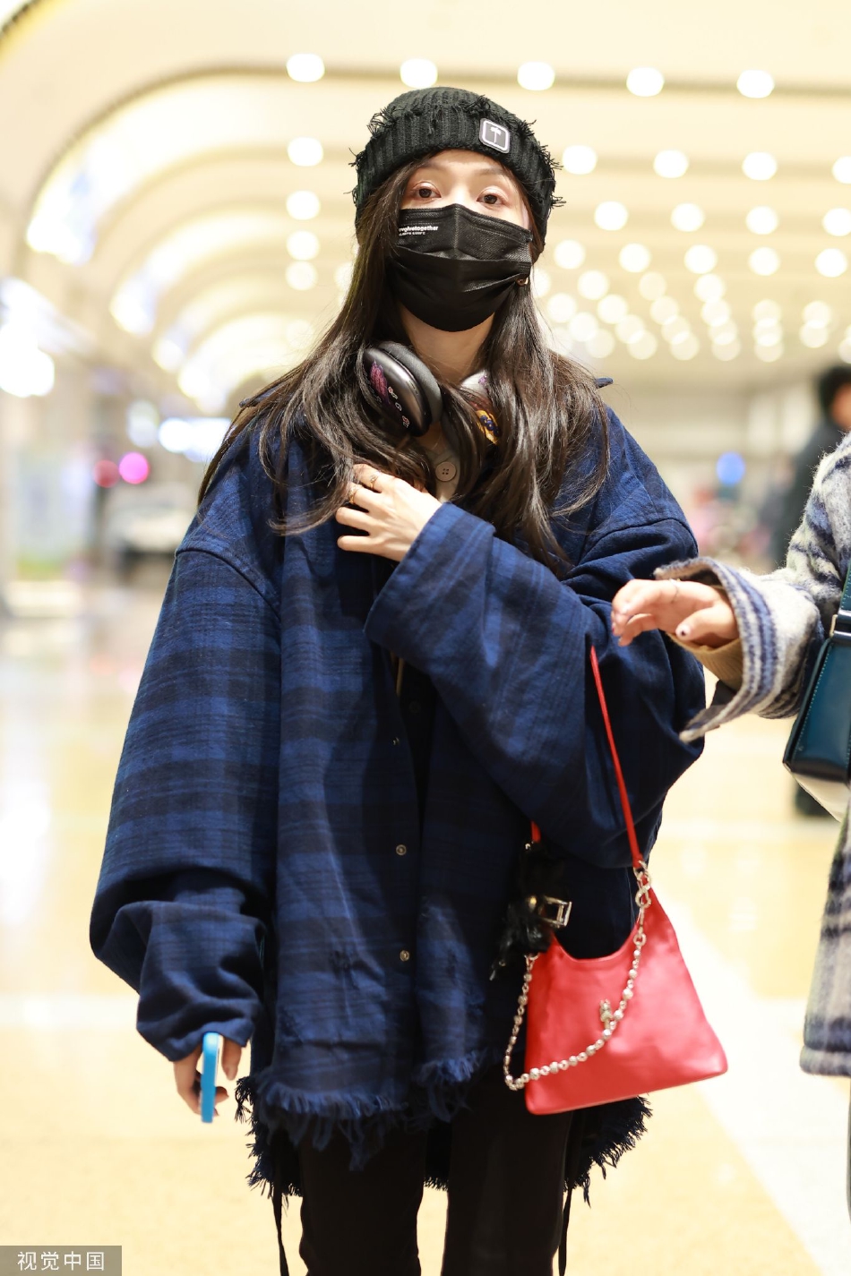 组图：吴宣仪蓝色格纹外套现身机场 红色手包精致又亮眼